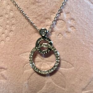 🐰 Rhinestone Mary Kay Connected Circle Pendant Silver Necklace